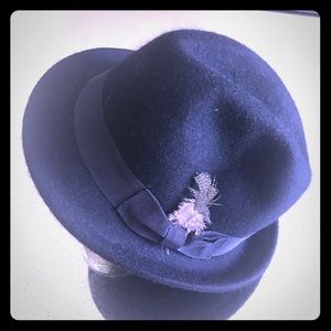 Black woolfelt hat with ribbon/feather